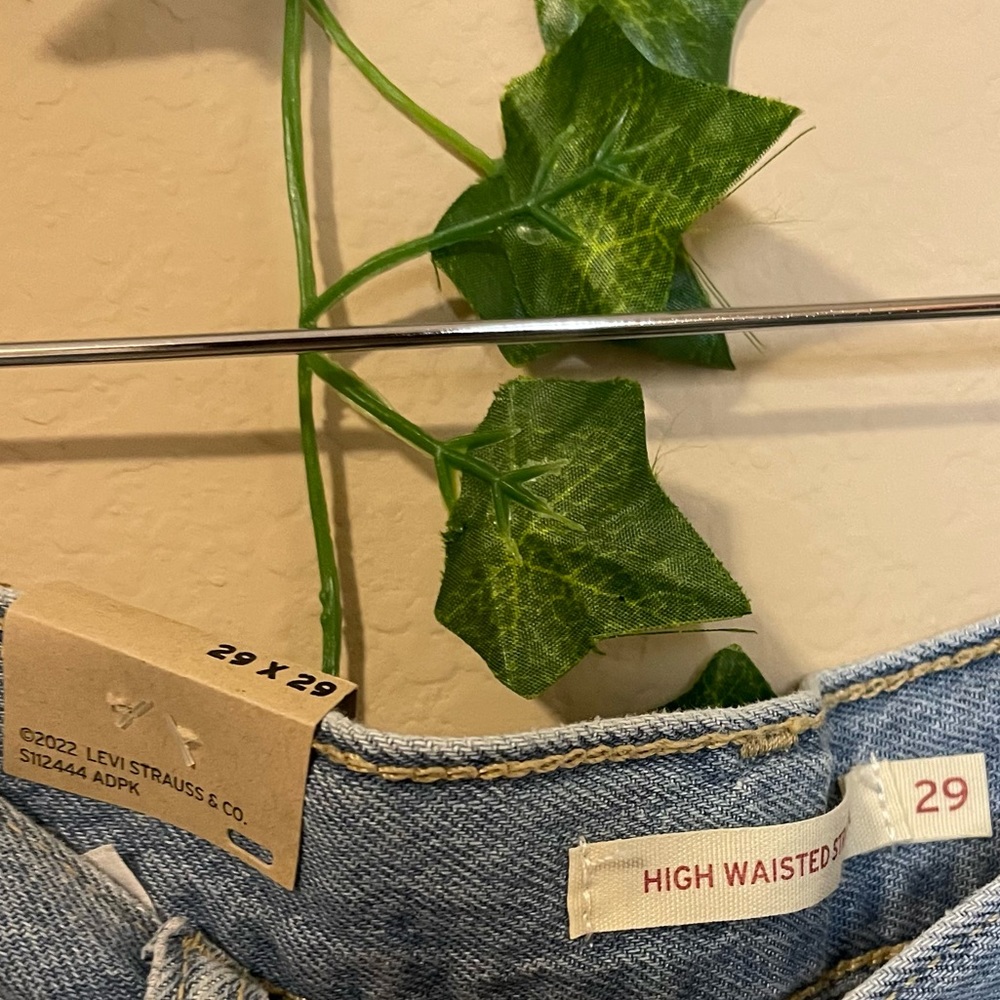 🦋NWT Levi's Highwaisted Straight Leg Jeans - Picture 4 of 6